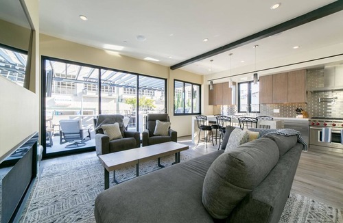 Balboa Peninsula House | High-end Home Near the Beach - Firepit - Outdoor Kitchen