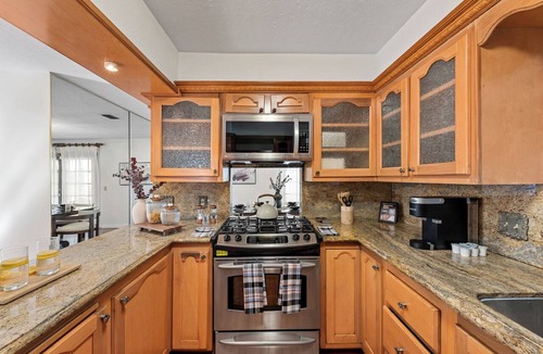 Silver Lake House | Hilltop 3BR - Park2Cars, Pets OK, W/D + Office Den