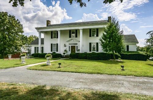 Cedar Hill House | Historic Cedar Hill Mansion on Large Farm w/Pool!