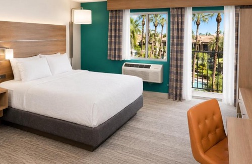 Palm Desert Resort | Holiday Inn Express Palm Desert by IHG