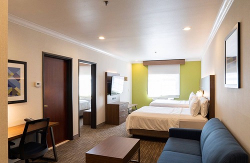 Davis Hotel | Holiday Inn Express & Suites Davis - University Area by IHG