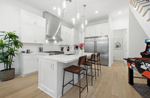 Del Rey House | Home near Beaches, Culver City, Venice, Sofi Stadium, Santa Monica, and LAX