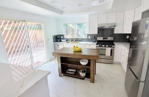 Bonita House | Home Retreat -Sleeps 8 - Near Raging Waters, DisneyLand & LA
