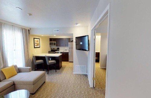 Newark Hotel | Homey 2 Suite w/Fireplace & Desk Space l Free Breakfast