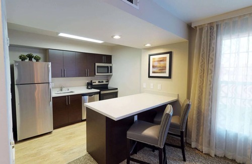 Newark Hotel | Homey 2 Suite w/Fireplace & Desk Space l Free Breakfast
