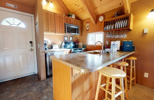 Mammoth Lakes Condo | Homey Studio Loft near The Village! Private Washer/Dryer. Hot Tub On-site