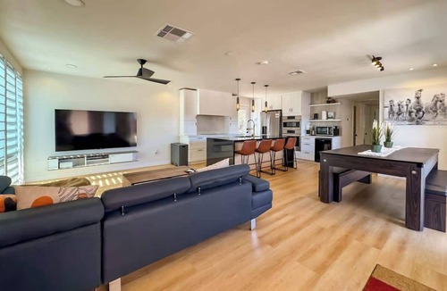 El Centro House | Hot Tub*3bd2ba*Backyard*King*1.2Gbps*pooltable