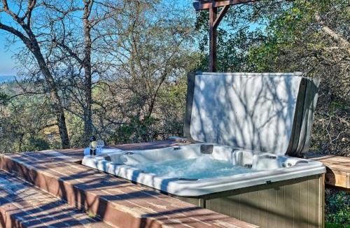 Columbia House | Hot Tub & Mtn Views: Peaceful Columbia Retreat!