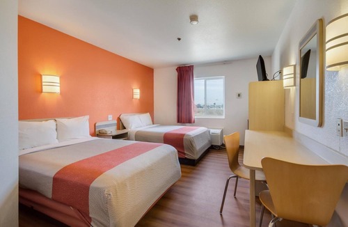 Lemoore Hotel | Howard Johnson by Wyndham Lemoore Near Naval Air Station