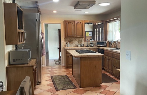 Southwest Anaheim House | In front the Anaheim Convention Center and 30 min walking distance to Disney.
