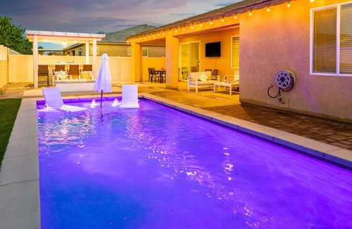 Indio House | Indio Spacious Entertaining Hideaway Pool Hot Tub