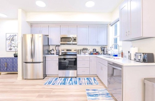 North Hills East House | J. Chic 3BR: Patio, BBQ Grill, Games, & Free Parking. Near Universal & Hollywood