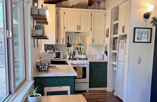 Big Bear Cabin | Jackalope Hideout, Cozy Fall Mountain Getaway, Dog Friendly, Fenced Yard
