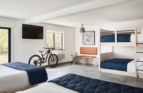 Yucca Valley Hotel | Joshua Tree | King+Queen Bunk | Park Adventures, Gear Rentals, Coffee Bar