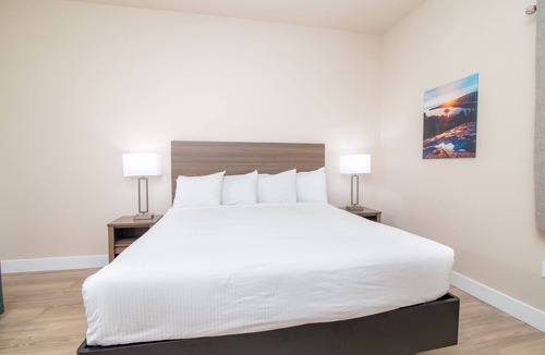 Apple Hill Hotel | King Bed Suite in a Hotel