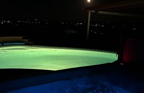 Redding House | Kingsview Luxury Retreat above the city 1 King Bed 2 Queen beds