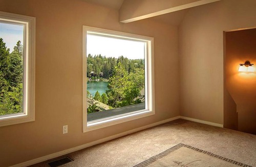Blue Jay Cabin | Lake view, close to village, WiFi, Long Term Rental, 31 days or more ONLY