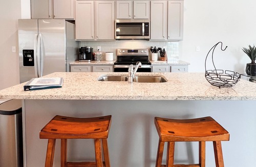 Eatonton House | Lakefront, Dock, Kayaks, Paddleboards, Pool,Hot tub and access to boat rentals!