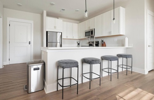 Hickory Apartment | Landing | Spectacular 2BD, Clubhouse, Gym