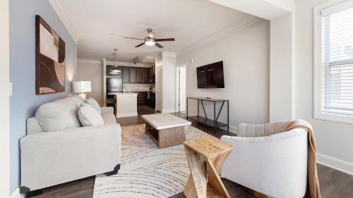 Greer Apartment | Landing Stunning 3BD Pool Gym