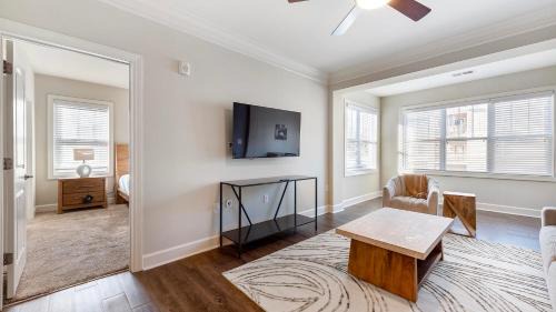 Greer Apartment | Landing Stunning 3BD Pool Gym
