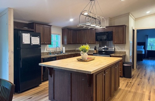 Cobden House | Large 3BR/4BA Cabin - Hot Tub, Private Deck & Minutes from Cedar Lake & Shawnee!