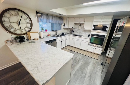 Columbia House | Large 6b/3b home with Huge Lot and RV Parking! King Bed!