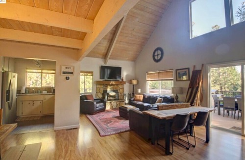 Groveland Cabin | Large Deck Spa Games Vaulted Ceiling Cabin near Yosemite