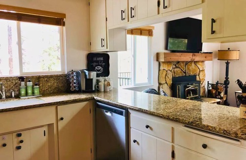 Groveland Cabin | Large Deck Spa Games Vaulted Ceiling Cabin near Yosemite