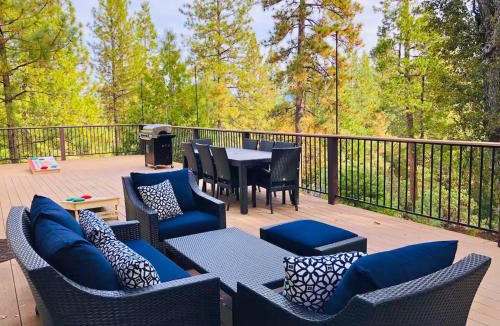 Groveland Ski Chalet | Large Deck & Spa & Games & Vaulted Ceiling Cabin