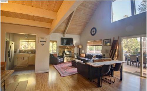 Groveland Ski Chalet | Large Deck & Spa & Games & Vaulted Ceiling Cabin