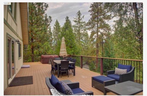 Groveland Ski Chalet | Large Deck & Spa & Games & Vaulted Ceiling Cabin