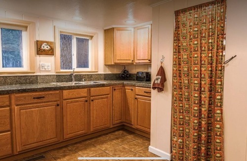 Camp Connell Cabin | LAZY BEAR CABIN! Sleeps 10, wheelchair accessible, great Highway 4 location!