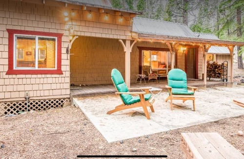 Camp Connell Cabin | LAZY BEAR CABIN! Sleeps 10, wheelchair accessible, great Highway 4 location!
