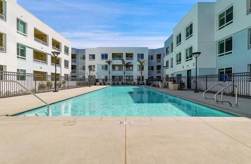 Midway District Apartment | Locat eats nearby 1 BR w/Full kitchen & Pool
