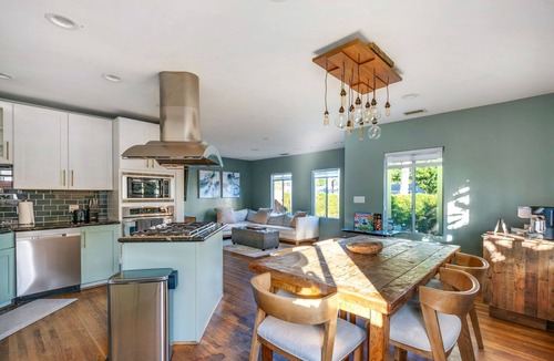Harbor House | Long Beach Escape Near Beach, Restaurants ,fun & FIFA Games 8 guests