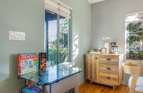 Harbor House | Long Beach Escape Near Beach, Restaurants ,fun & FIFA Games 8 guests
