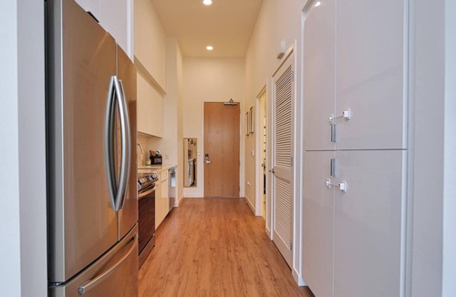 Oakland Apartment | Lovely Brand New Studio Suite-Rooftop Deck-Free Parking-Fitness Center