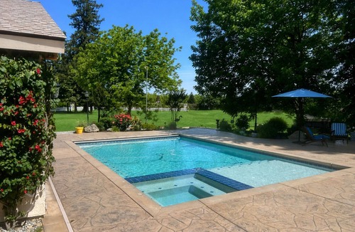 Clovis House | Lovely Lakeside Home: Perfect for Vacations, Weddings, Retreats.
