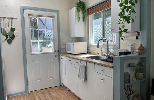 Crestline Cottage | Luminous Hideaway & Restful Garden Retreat