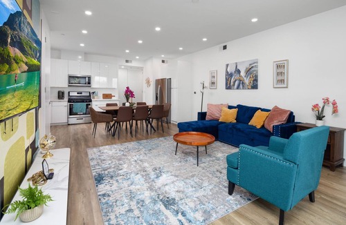 Harbor Gateway South House | Luminousness Reflection 4B2.5B Home