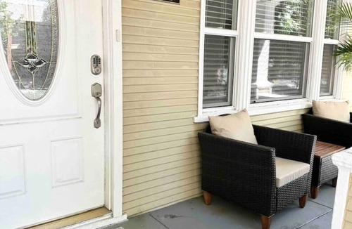 Downtown Sacramento Apartment | Luxe Victorian 2BR/2BA Downtown w/Serene Backyard