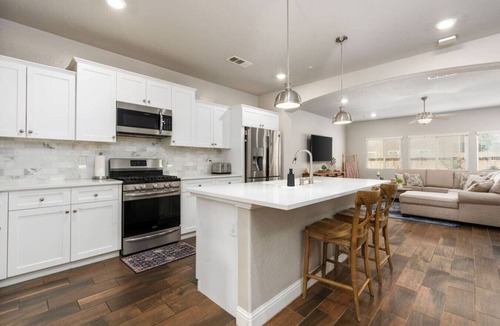 Clovis House | Luxe Vista | King Bed | EV Charger