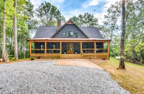 Clarkesville House | Luxurious Clarkesville Cabin w/Decks & Fire Pit