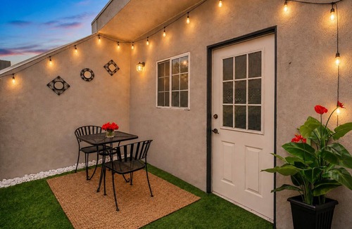 Sherman Oaks House | Luxurious & Cozy Loft ~ 5 Stars Location - King Bed - Private Patio Retreat