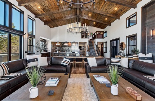 Upper Moonridge Cabin | Luxurious! Theatre! Hot Tub! Pool Table! 2 Masters! A/C! Fire Pit! Game Room w/6 TVs! Massive Deck! Views! Forest Walks! EV Charger! Dog Friendly!