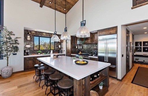 Upper Moonridge Cabin | Luxurious! Theatre! Hot Tub! Pool Table! 2 Masters! A/C! Fire Pit! Game Room w/6 TVs! Massive Deck! Views! Forest Walks! EV Charger! Dog Friendly!