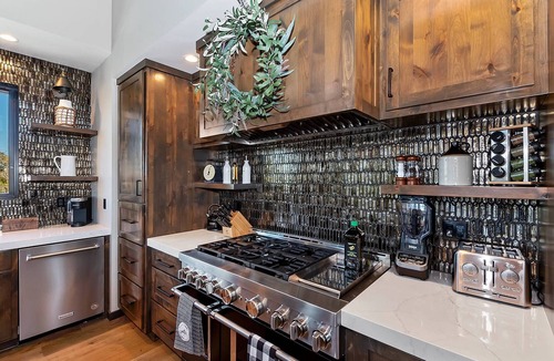 Upper Moonridge Cabin | Luxurious! Theatre! Hot Tub! Pool Table! 2 Masters! A/C! Fire Pit! Game Room w/6 TVs! Massive Deck! Views! Forest Walks! EV Charger! Dog Friendly!