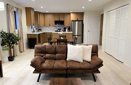 Beverly Hills Apartment | Luxury 2-Bedroom Near Cedars-Sinai & Rodeo Drive Walk to markets and restaurants