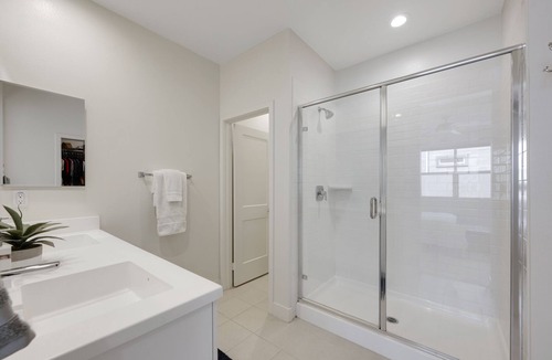 Platinum Triangle House | Luxury 4 Bed / 3.5 Bath Townhome near Sports/CHOC/Disneyland/Chapman/Beach